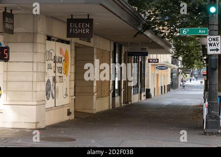 Seattle, USA. Oktober 2020. Viele Unternehmen in Westlake Downtown Einkaufsviertel entscheiden sich dafür, Geschäftsfenster zu lassen, während nächtliche Rassengleichheitsproteste ohne Ende in Sicht weiterlaufen. Das Geschäftsviertel Westlake ist seit Anfang des Jahres von Covid-19 weitgehend geschlossen. Ein Aufruhr im frühen kann dazu führen, dass Unternehmen die meisten Fenster in der Gegend besteigen. Quelle: James Anderson/Alamy Live News Stockfoto