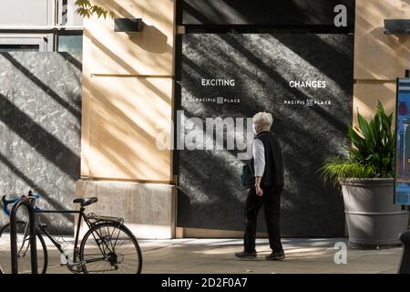 Seattle, USA. Oktober 2020. Viele Unternehmen in Westlake Downtown Einkaufsviertel entscheiden sich dafür, Geschäftsfenster zu lassen, während nächtliche Rassengleichheitsproteste ohne Ende in Sicht weiterlaufen. Das Geschäftsviertel Westlake ist seit Anfang des Jahres von Covid-19 weitgehend geschlossen. Ein Aufruhr im frühen kann dazu führen, dass Unternehmen die meisten Fenster in der Gegend besteigen. Quelle: James Anderson/Alamy Live News Stockfoto