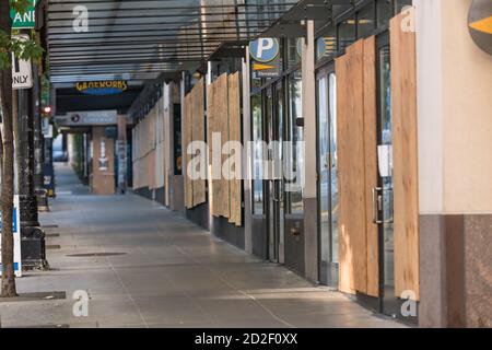 Seattle, USA. Oktober 2020. Viele Unternehmen in Westlake Downtown Einkaufsviertel entscheiden sich dafür, Geschäftsfenster zu lassen, während nächtliche Rassengleichheitsproteste ohne Ende in Sicht weiterlaufen. Das Geschäftsviertel Westlake ist seit Anfang des Jahres von Covid-19 weitgehend geschlossen. Ein Aufruhr im frühen kann dazu führen, dass Unternehmen die meisten Fenster in der Gegend besteigen. Quelle: James Anderson/Alamy Live News Stockfoto