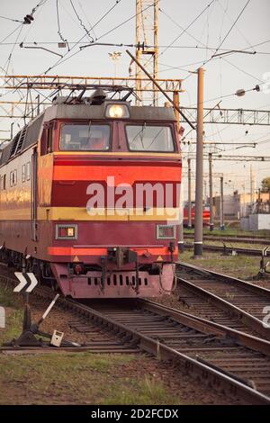 Nahaufnahme der Eisenbahnstrecke mit alten Lokomotiven und alten Handschaltern am Sommerabend, Vorderansicht, vertikal/Transport Stockfoto