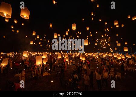 Schwebende Laternen am Himmel im Loy Krathong Festival oder Yeepeng Festival, traditionelle Lanna Buddhistische Zeremonie in Chiang Mai, Thailand Stockfoto