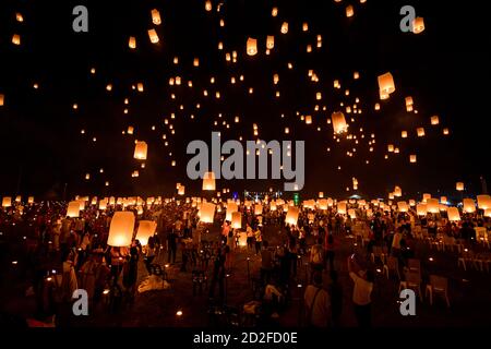 Schwebende Laternen am Himmel im Loy Krathong Festival oder Yeepeng Festival, traditionelle Lanna Buddhistische Zeremonie in Chiang Mai, Thailand Stockfoto