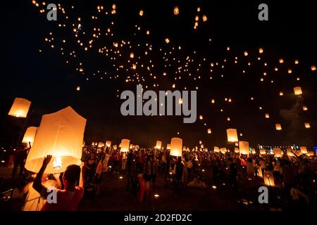 Schwebende Laternen am Himmel im Loy Krathong Festival oder Yeepeng Festival, traditionelle Lanna Buddhistische Zeremonie in Chiang Mai, Thailand Stockfoto