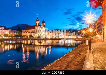 Luzern mit Pilatus-Berg mit Blick auf den Vierwaldstättersee, Schweiz. Jesuitenkirche St. Francis Xavier reflektierend. Rathaussteg Brücke in Stockfoto