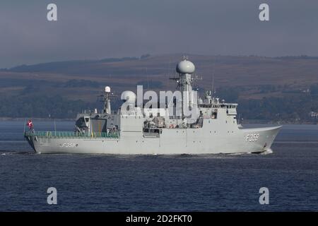 HDMS Triton (F358), eine Fregatte der Thetis-Klasse, die von der Royal Danish Navy betrieben wird, passiert Cloch Point in Gourock bei ihrer Ankunft für die Übung Joint Warrior 20-2. Stockfoto