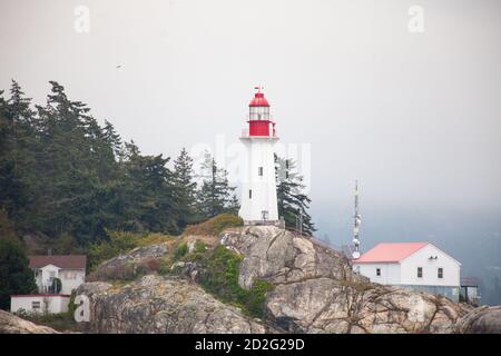 Eine Nahaufnahme des historischen Leuchtturms im Lighthouse Point Park in West Vancouver bei Point Atkinson, British Columbia, Kanada Stockfoto