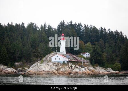 Eine Nahaufnahme des historischen Leuchtturms im Lighthouse Point Park in West Vancouver bei Point Atkinson, British Columbia, Kanada Stockfoto