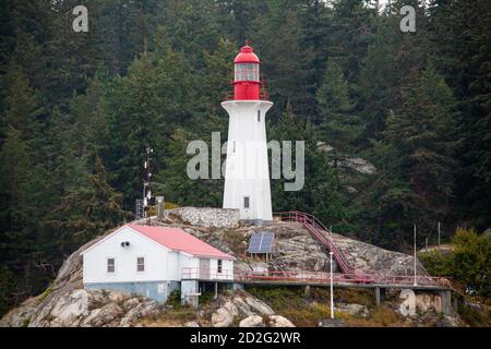 Eine Nahaufnahme des historischen Leuchtturms im Lighthouse Point Park in West Vancouver bei Point Atkinson, British Columbia, Kanada Stockfoto