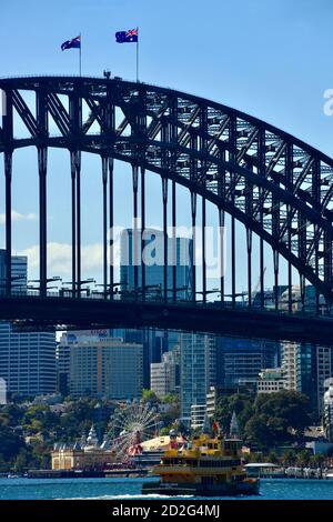 Blick auf die Sydney Harbour Bridge und die Skyline In North Sydney vom Hafenvorland aus gesehen Stockfoto