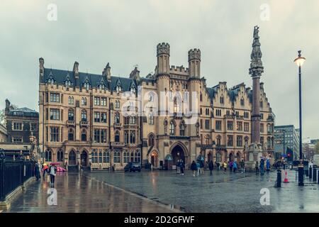 London, Großbritannien - 27. APRIL 2018 - Generalstaatsanwaltschaft, Krim und Indian Mutiny Memorial in Westminster District. Stockfoto