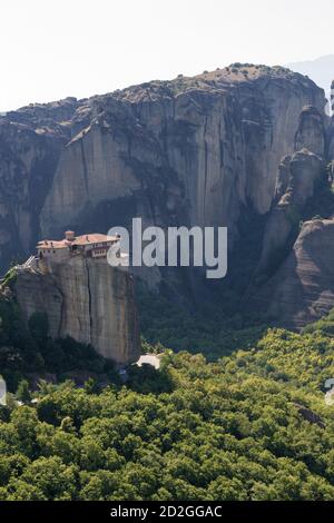 Roussanou Kloster, Meteora Klöster, Kalambaka, Trikala, Griechenland. Geologische Formationen von großen Felsen. Östliche orthodoxe Klöster. Stockfoto