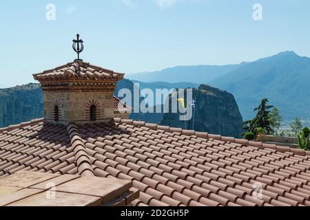 Fliesen und Kreuz auf dem Dach der Heiligen Klöster von Meteora, Trikala, Griechenland. Stockfoto