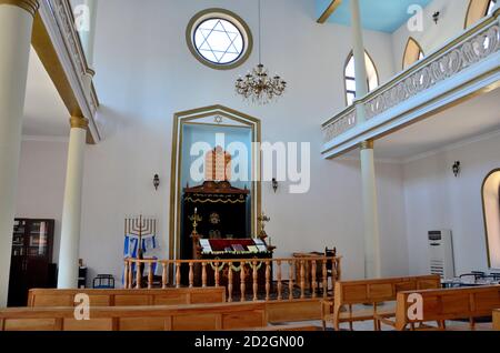 Innenraum der jüdischen Synagoge mit Davidstern Bänke Altar menorah hanukkah Kerze Batumi Georgia Stockfoto