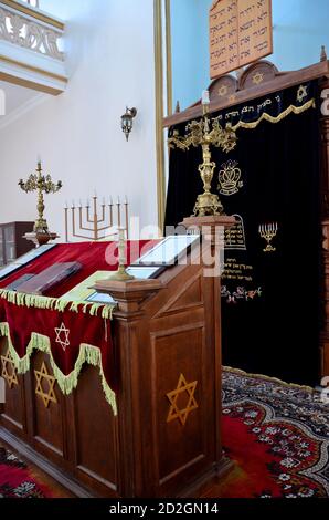 Altar Gebetsbereich mit Menorah hanukkah Stern von David an Synagoge Batumi Georgien Stockfoto