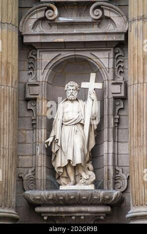 Lima, Peru - 4. Dezember 2008: Basilika Kathedrale St. Johannes der Apostel Haupteingang. Nahaufnahme der weißen Statue des Apostels mit Kreuz in grau sto gesetzt Stockfoto