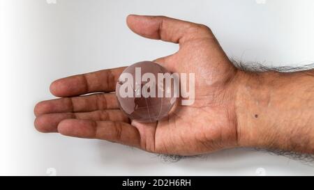 Transparenter Globus in der Hand Stockfoto