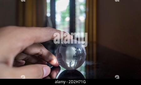 Transparenter Globus auf dem Tisch Stockfoto