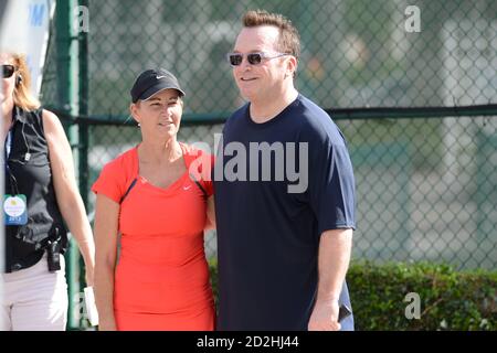 DELRAY BEACH, FL - 27. OKTOBER: Tom Arnold im Chris Evert/Raymond James Pro-Celebrity Tennis Classic im Delray Beach Tennis Center am 27. Oktober 2012 in Delray Beach, Florida. Personen: Tom Arnold, Chris Evert Credit: Hoo-me / MediaPunch Stockfoto