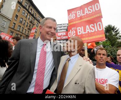 NEW YORK, NY - AUGUST 19: Demokratischer Kandidat für Bürgermeister und Generalanwalt Bill de Blasio spricht als Schauspieler, Sänger und Unterstützer Harry Belafonte und Schauspielerin Susan Sarandon schauen auf eine "Hospitals Not Condos" Kundgebung im West Village am 19. August 2013 in New York City. De Blasio forderte eine qualitativ hochwertige Gesundheitsversorgung für alle New Yorker und für das Ende der Schließung von städtischen Krankenhäusern. Personen: Bill de Blasio Harry Belafonte Credit: Hoo-me / MediaPunch Stockfoto