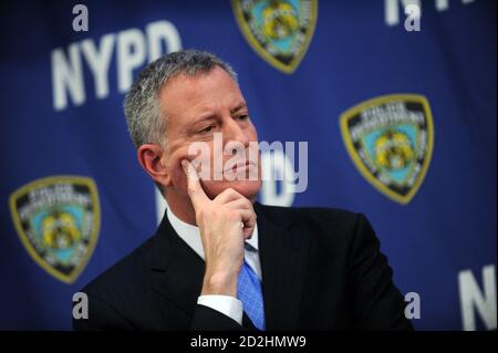 NEW YORK, NY - FEBRUAR 23: Der New Yorker Bürgermeister Bill de Blasio und der Polizeikommissar William Bratton geben am 23. Februar 2016 in New York City CompStat 2.0 NYPD HQ bekannt.Personen: Bill de Blasio Credit: Hoo-Me / MediaPunch Stockfoto