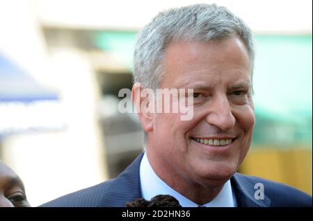 NEW YORK, NY - JUNI 27: Bill de Blasio hält am 27. Juni 2016 in New York City eine Rede im Stonewall Inn, nachdem es zum ersten LGBT National Monument ernannt wurde. Personen: Bill de Blasio Kredit: Hoo-me / MediaPunch Stockfoto