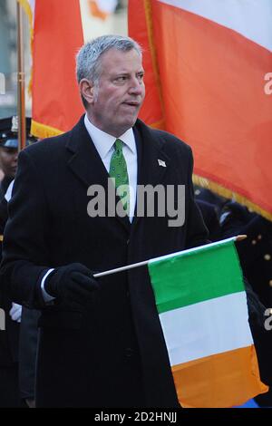 NEW YORK, NY – MÄRZ 17: (L bis R) New York City Polizeikommissar James O'Neill, New York City Bürgermeister Bill de Blasio und Kardinal Timothy Dolan, Erzbischof von New York, sprechen miteinander während der jährlichen St. Patrick's Day Parade auf der 5th Avenue, 17. März 2017 in New York City. Die St. Patrick's Day Parade in New York City, die auf das Jahr 1762 zurückgeht, ist die größte St. Patrick's Day Feier der Welt.Quelle: Hoo-me / MediaPunch Stockfoto