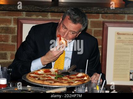 STATEN ISLAND, NY - JANUAR 10: Als eine Pizza vor dem neuen Bürgermeister platziert wurde, machte er einen schicksalhaften Schritt: Er nahm eine Gabel und ein Messer. Der Bürgermeister von New York City isst seine Pizza wie ein Tourist. Bürgermeister Bill de Blasio reiste am Freitag nach Staten Island für ein Mittagessen bei einem berühmten Pizzagericht - und hob die Augenbrauen, indem er seine Scheibe mit einem Messer und einer Gabel aß. De Blasios Verwendung von Besteck statt New Yorks bewährter Falzmethode brachte ihn am 10. Januar 2014 in New York City in die Minderheit an einem Tisch mit zehn Kleinunternehmern und Einheimischen. Personen: Bürgermeister Bill de Blasio Transmission Stockfoto