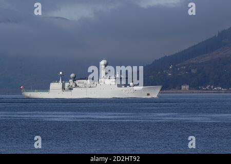 HDMS Triton (F358), eine Fregatte der Thetis-Klasse, die von der Royal Danish Navy betrieben wird, passiert Kempock Point in Gourock bei ihrer Ankunft für die Übung Joint Warrior 20-2. Stockfoto