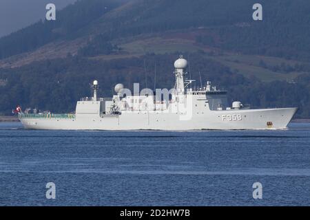 HDMS Triton (F358), eine Fregatte der Thetis-Klasse, die von der Royal Danish Navy betrieben wird, passiert Kempock Point in Gourock bei ihrer Ankunft für die Übung Joint Warrior 20-2. Stockfoto