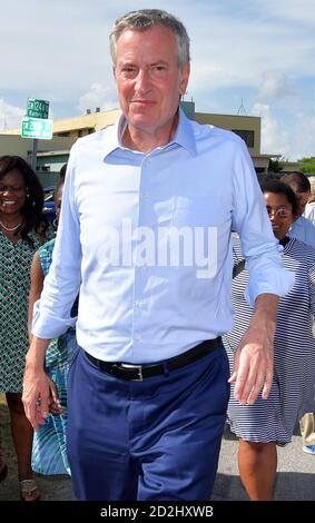 HOMESTEAD, FLORIDA - JUNI 27: Demokratischer Präsident hoffnungsvoll NY Bürgermeister Bill de Blasio, Chirlane McCray steht auf einer Leiter, als er in die Einrichtung schaut, die Migrantenkinder vor einer Haftanstalt hält. In der umstrittenen gewinnorientierten Haftanstalt sind rund 2,300 Kinder im Alter von 13 bis 17 Jahren untergebracht, die nach ihrer Inhaftierung an der Grenze am 27. Juni 2019 in die Obhut des Gesundheitsministeriums und des Gesundheitsministeriums gestellt wurden.am 26. Juni 2019 in Homestead Florida Menschen: NY Bürgermeister Bill de Blasio, Chirlane McCray Kredit: Hoo-Me / MediaPunch Stockfoto