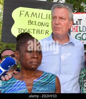HOMESTEAD, FLORIDA - JUNI 27: Demokratischer Präsident hoffnungsvoll NY Bürgermeister Bill de Blasio, Chirlane McCray steht auf einer Leiter, als er in die Einrichtung schaut, die Migrantenkinder vor einer Haftanstalt hält. In der umstrittenen gewinnorientierten Haftanstalt sind rund 2,300 Kinder im Alter von 13 bis 17 Jahren untergebracht, die nach ihrer Inhaftierung an der Grenze am 27. Juni 2019 in die Obhut des Gesundheitsministeriums und des Gesundheitsministeriums gestellt wurden.am 26. Juni 2019 in Homestead Florida Menschen: NY Bürgermeister Bill de Blasio, Chirlane McCray Kredit: Hoo-Me / MediaPunch Stockfoto