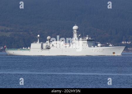 HDMS Triton (F358), eine Fregatte der Thetis-Klasse, die von der Royal Danish Navy betrieben wird, passiert Kempock Point in Gourock bei ihrer Ankunft für die Übung Joint Warrior 20-2. Stockfoto