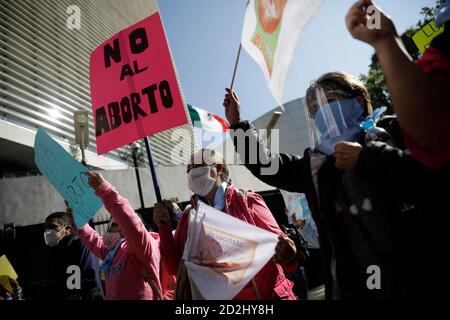 Mexiko-Stadt, Mexiko. Oktober 2020. Demonstranten der Nationalen Front für Familie nehmen an einem Protest gegen die Legalisierung der Abtreibung im Land, außerhalb des Senats von Mexiko, Teil, während Senatoren die Änderung eines Gesetzes zur Entkriminalisierung oder nicht der Abtreibung in Mexiko-Stadt, Mexiko, diskutieren. (Foto von Eyepix Group/Pacific Press) Quelle: Pacific Press Media Production Corp./Alamy Live News Stockfoto