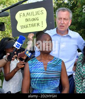 HOMESTEAD, FLORIDA - JUNI 27: Demokratischer Präsident hoffnungsvoll NY Bürgermeister Bill de Blasio, Chirlane McCray steht auf einer Leiter, als er in die Einrichtung schaut, die Migrantenkinder vor einer Haftanstalt hält. In der umstrittenen gewinnorientierten Haftanstalt sind rund 2,300 Kinder im Alter von 13 bis 17 Jahren untergebracht, die nach ihrer Inhaftierung an der Grenze am 27. Juni 2019 in die Obhut des Gesundheitsministeriums und des Gesundheitsministeriums gestellt wurden.am 26. Juni 2019 in Homestead Florida Menschen: NY Bürgermeister Bill de Blasio, Chirlane McCray Kredit: Hoo-Me / MediaPunch Stockfoto