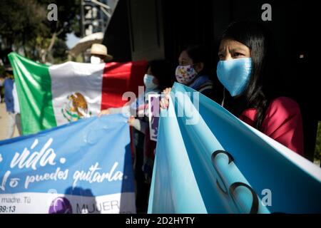 Mexiko-Stadt, Mexiko. Oktober 2020. Demonstranten der Nationalen Front für Familie nehmen an einem Protest gegen die Legalisierung der Abtreibung im Land, außerhalb des Senats von Mexiko, Teil, während Senatoren die Änderung eines Gesetzes zur Entkriminalisierung oder nicht der Abtreibung in Mexiko-Stadt, Mexiko, diskutieren. (Foto von Eyepix Group/Pacific Press) Quelle: Pacific Press Media Production Corp./Alamy Live News Stockfoto