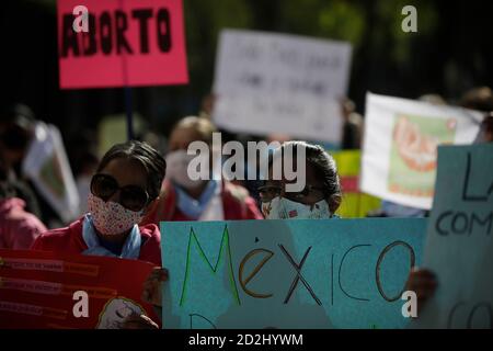 Mexiko-Stadt, Mexiko. Oktober 2020. Demonstranten der Nationalen Front für Familie nehmen an einem Protest gegen die Legalisierung der Abtreibung im Land, außerhalb des Senats von Mexiko, Teil, während Senatoren die Änderung eines Gesetzes zur Entkriminalisierung oder nicht der Abtreibung in Mexiko-Stadt, Mexiko, diskutieren. (Foto von Eyepix Group/Pacific Press) Quelle: Pacific Press Media Production Corp./Alamy Live News Stockfoto