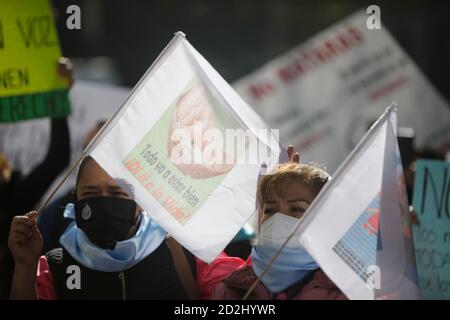 Mexiko-Stadt, Mexiko. Oktober 2020. Demonstranten der Nationalen Front für Familie nehmen an einem Protest gegen die Legalisierung der Abtreibung im Land, außerhalb des Senats von Mexiko, Teil, während Senatoren die Änderung eines Gesetzes zur Entkriminalisierung oder nicht der Abtreibung in Mexiko-Stadt, Mexiko, diskutieren. (Foto von Eyepix Group/Pacific Press) Quelle: Pacific Press Media Production Corp./Alamy Live News Stockfoto