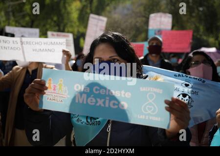 Mexiko-Stadt, Mexiko. Oktober 2020. Demonstranten der Nationalen Front für Familie nehmen an einem Protest gegen die Legalisierung der Abtreibung im Land, außerhalb des Senats von Mexiko, Teil, während Senatoren die Änderung eines Gesetzes zur Entkriminalisierung oder nicht der Abtreibung in Mexiko-Stadt, Mexiko, diskutieren. (Foto von Eyepix Group/Pacific Press) Quelle: Pacific Press Media Production Corp./Alamy Live News Stockfoto