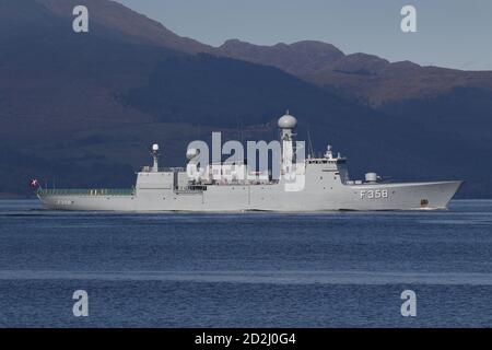 HDMS Triton (F358), eine Fregatte der Thetis-Klasse, die von der Royal Danish Navy betrieben wird, passiert Kempock Point in Gourock bei ihrer Ankunft für die Übung Joint Warrior 20-2. Stockfoto