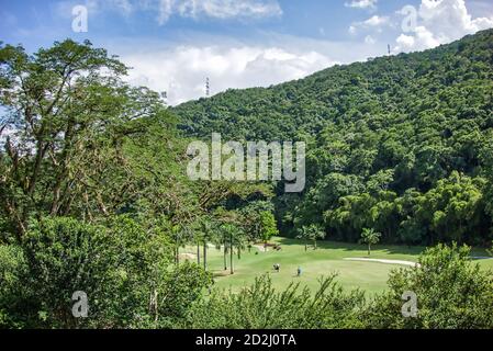 Blick auf einen Golfplatz in den Bergen (Caracas, Venezuela). Stockfoto