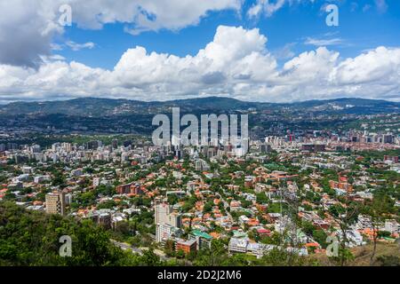 Draufsicht auf Caracas aus dem Avila Nationalpark (Venezuela). Stockfoto