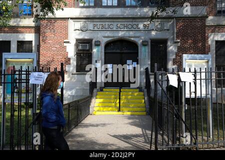 Peking, USA. Oktober 2020. Ein Fußgänger geht an einer öffentlichen Schule in Kew Gardens vorbei, einem der COVID-19 Hotspots in New York City, USA, 6. Oktober 2020. Öffentliche und nicht-öffentliche Schulen in neun Zip Codes von New York City wurden am Dienstagmorgen aus einer Fülle von Vorsicht vor der COVID-19 Pandemie geschlossen, sagte Bürgermeister Bill de Blasio auf einer Pressekonferenz. Die neun Zip Codes haben gesehen, etwa 3 Prozent Positivität von Coronavirus-Tests für sieben aufeinander folgende Tage, sagte Bill de Blasio. Quelle: Wang Ying/Xinhua/Alamy Live News Stockfoto