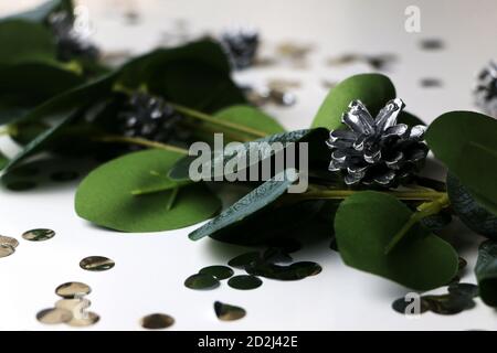 Grüne Blätter und silberner tannenzapfen. Hochwertige Fotos Stockfoto