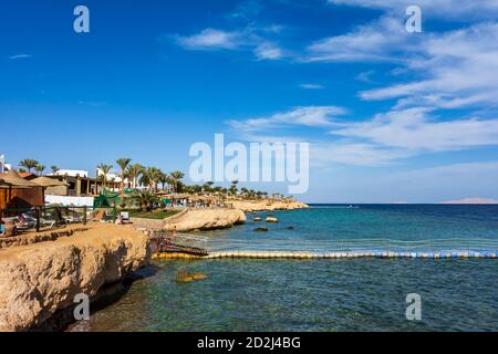 Südsinai (Sharm El-Sheikh), Ägypten: Blick auf die Küste mit einem schwimmenden Dock über dem Korallenriff in einem Resort im Roten Meer. Stockfoto