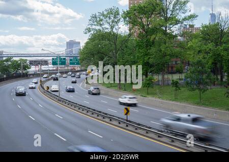 Autos auf FDR Fahren Sie entlang East River mit einer Aussicht Auf Lower Manhattan Stockfoto