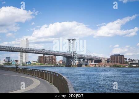 Eine leere Promenade entlang des East River in Lower Manhattan mit Blick auf die Williamsburg Bridge Stockfoto