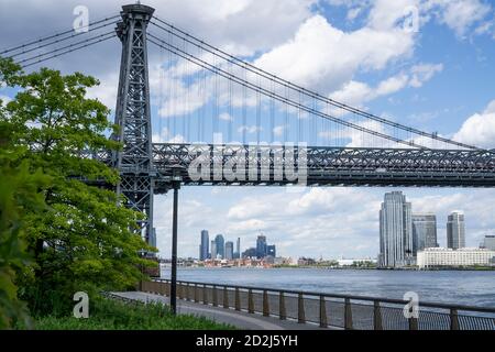 Eine leere Promenade entlang des East River in Lower Manhattan mit Blick auf die Williamsburg Bridge Stockfoto