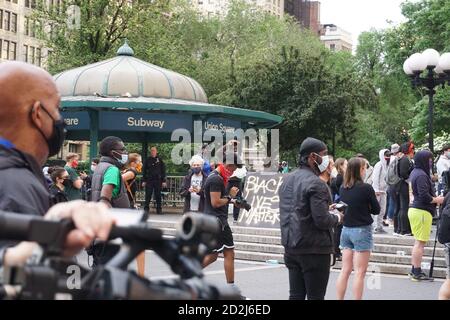 New York, NY - 1. Juni 2020: Zusammenkünfte von Menschen in Manhattan, Union Square. Demonstration, protestierend gegen Polizeigewalt nach dem Töten George FL Stockfoto