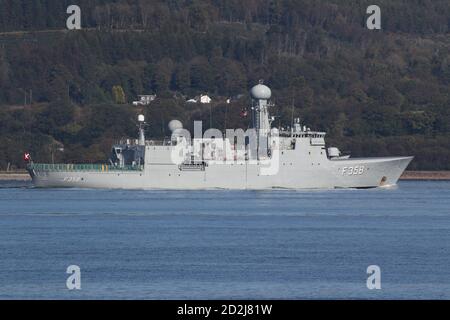 HDMS Triton (F358), eine Fregatte der Thetis-Klasse, die von der Royal Danish Navy betrieben wird, passiert Kempock Point in Gourock bei ihrer Ankunft für die Übung Joint Warrior 20-2. Stockfoto