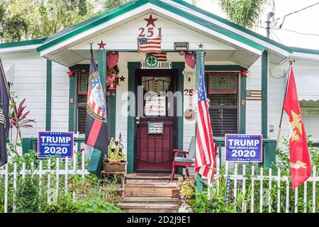 Brooksville, Florida, Präsidentschaftswahl 2020, politischer Wahlkampf, Donald Trump, republikanischer Kandidat, Flaggen, Haushäuser, Wohnhäuser, Heimhof Stockfoto